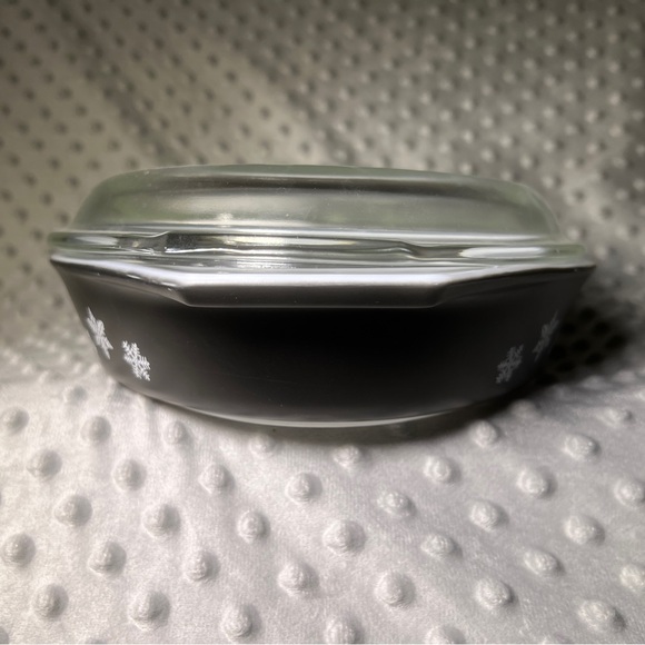 Pyrex Black and White Snowflake Double Sided 1 1/2 Qt Oval Dish with Lid EUC - Picture 2 of 10